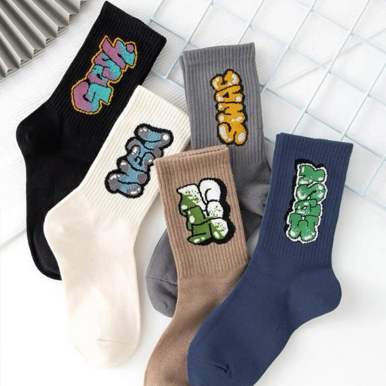 5/10 Pairs Men's Multicolour Crew Socks, Graffiti Lettering, Street Style, Unique, Comfortable, Breathable, Moisture-Wicking